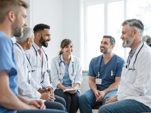 Grup de specialiști în sănătate discutând strategii medicale.